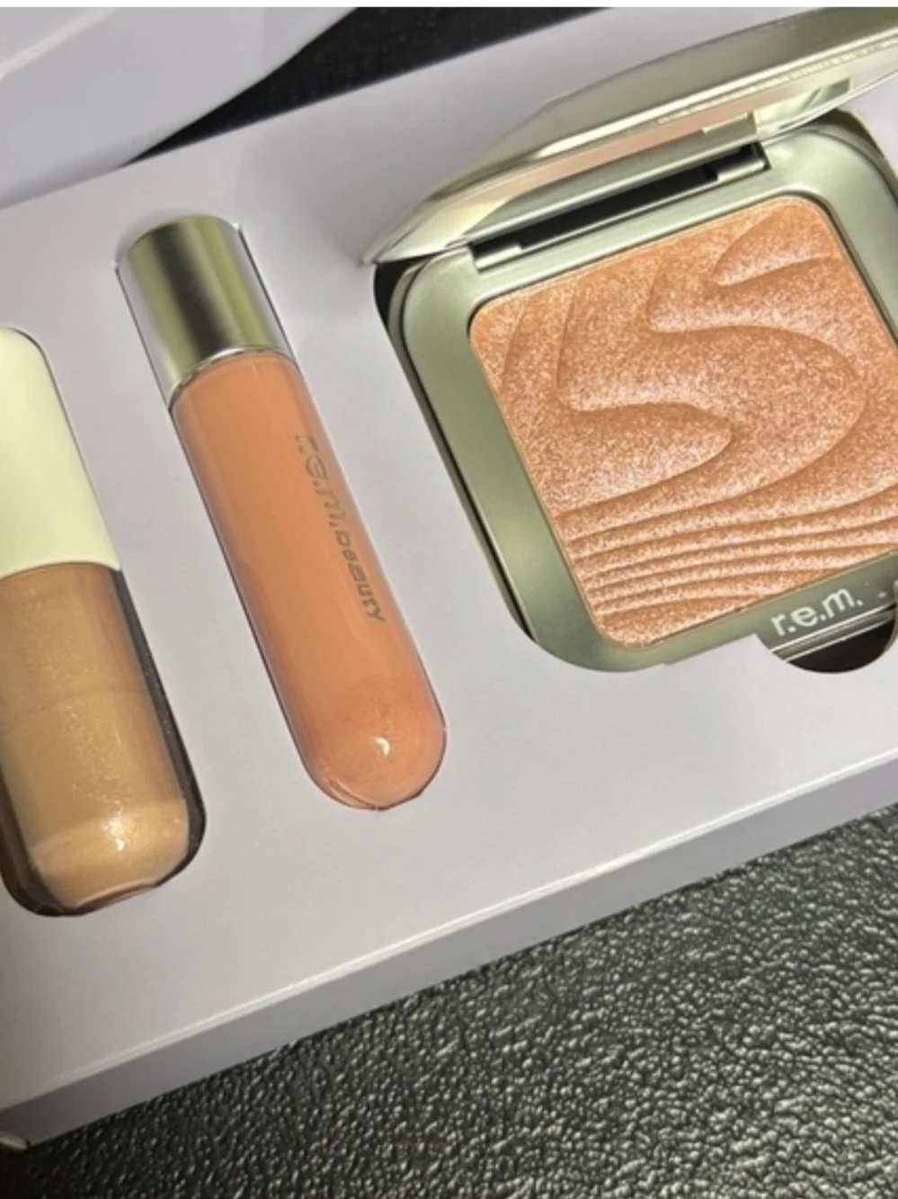 R. E. M Beauty Yours Truly 3 Piece Makeup set NIB ✨ FREE GIFT WITH ANY ORDER ✨